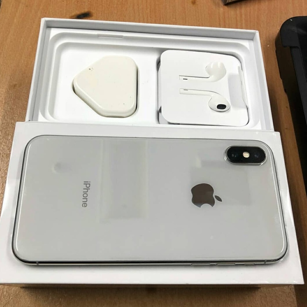 Apple iPhone X - 64GB - Silver - Unlocked GSM